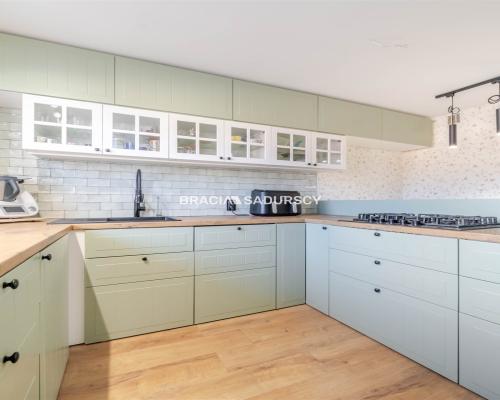 DOM Z OGRODEM I GARAŻEM - SKAŁA K. KRAKOWA   Na sprzedaż dom jednorodzinny o powierzchni ok. 150 m² z wysokim poddaszem