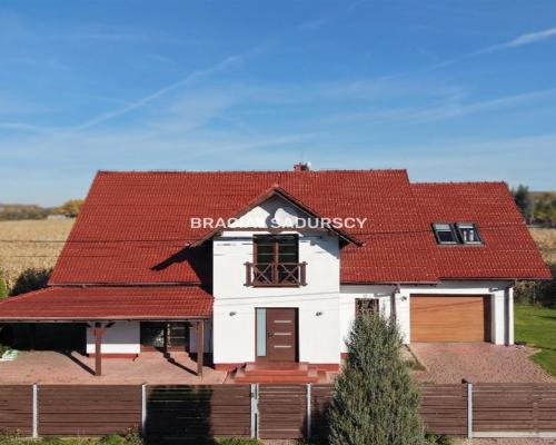 Wygodny dom z przestronnym salonem w atrakcyjnej lokalizacji niedaleko Krakowa   

 Na sprzedaż duży i wygodny dom o powierzchn