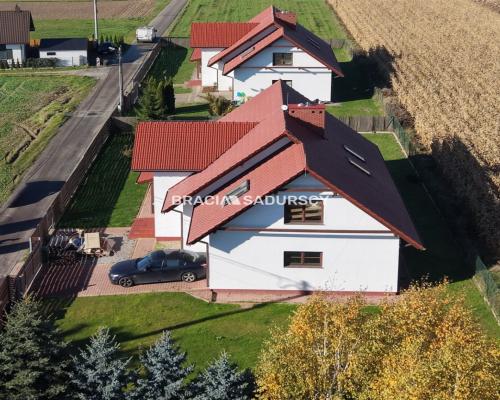 Wygodny dom z przestronnym salonem w atrakcyjnej lokalizacji niedaleko Krakowa    Na sprzedaż duży i wygodny dom o powierzchn