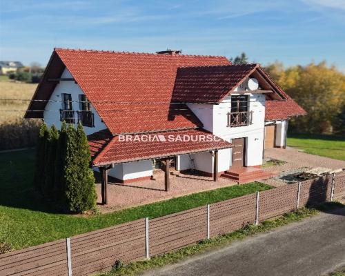 Wygodny dom z przestronnym salonem w atrakcyjnej lokalizacji niedaleko Krakowa    Na sprzedaż duży i wygodny dom o powierzchn