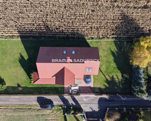 Wygodny dom z przestronnym salonem w atrakcyjnej lokalizacji niedaleko Krakowa    Na sprzedaż duży i wygodny dom o powierzchn