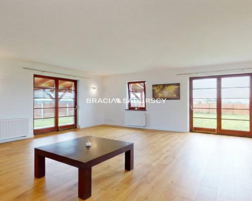 Wygodny dom z przestronnym salonem w atrakcyjnej lokalizacji niedaleko Krakowa    Na sprzedaż duży i wygodny dom o powierzchn