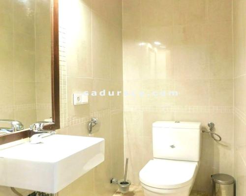 Ładny dom ok. 470m2 na działce 1500m2 w Chyliczkach, między Konstancinem i Piasecznem. Powierzchnia użytkowa parteru, poddasza,