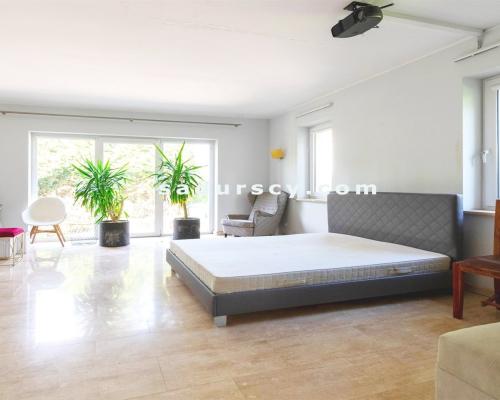 Ładny dom ok. 470m2 na działce 1500m2 w Chyliczkach, między Konstancinem i Piasecznem. Powierzchnia użytkowa parteru, poddasza,