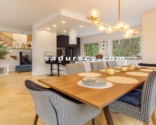 Pięknie wykończony, przestronny, skrajny dom szeregowy 285m2 na działce 358m2 w J&oacute;zefosławiu, na obrzeżach Ursynowa.