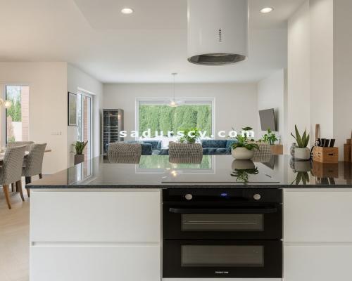 Pięknie wykończony, przestronny, skrajny dom szeregowy 285m2 na działce 358m2 w J&oacute;zefosławiu, na obrzeżach Ursynowa.