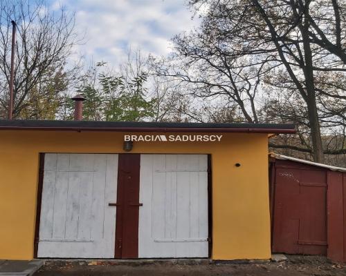 Chrzan&oacute;w, ul. Kolonia Fabryczna - do sprzedania garaż (z możliwym najemcą)  

  
Oferujemy garaż o powierzchni 26 m2 wra