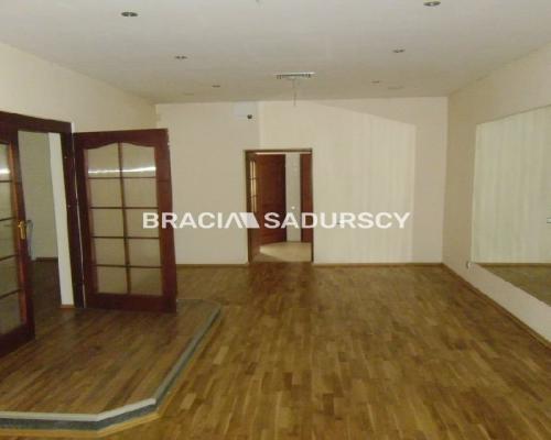 Zdjęcia należą do właściciela oferty. 
 
Do sprzedania nieruchomość produkcyjno-mieszkalna o powierzchni całkowitej 1027 m2 leż