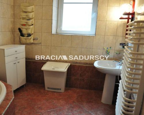 Zdjęcia należą do właściciela oferty.  
 
Zielonki koło Krakowa.  

 Do sprzedania  zakład  produkcyjny II kondygnacyjny o łącz