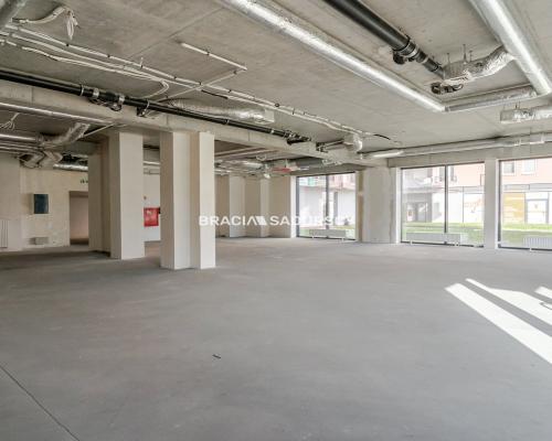 Lokal parterowy / duże witryny / miejsca postojowe