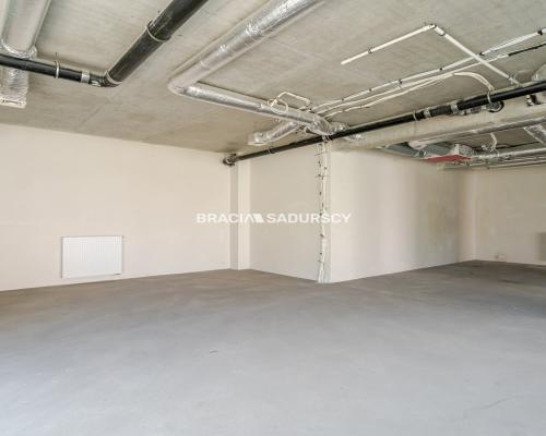 Lokal parterowy / duże witryny / miejsca postojowe