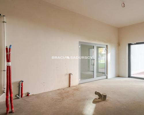 Lokal parterowy / duże witryny / miejsca postojowe