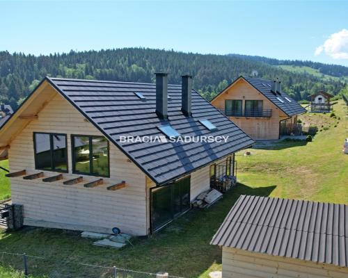 Dwa drewniane domy z czterema lokalami