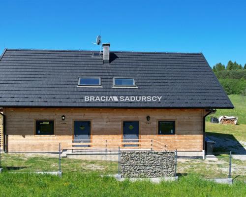 Dwa drewniane domy z czterema lokalami