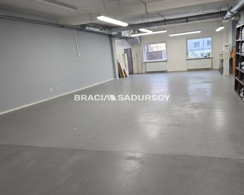 Na sprzedaż przestronny lokal użytkowy o powierzchni 265 m&sup2;   
 
Lokal położony na parterze nowoczesnego budynku mieszkaln