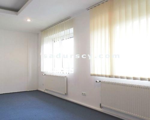 Niezależny obiekt biurowy    825m 2     na dużej działce 4600m2 na Ursynowie w Pyrach, z możliwością realizacji większych inwes