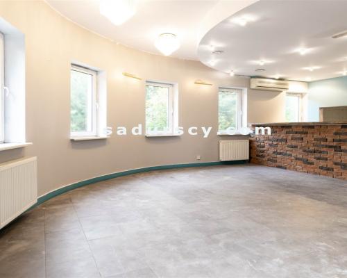 Piękny lokal użytkowy   106m 2  z małym ogr&oacute;dkiem,   na parterze   w Piasecznie / Nowej Iwicznej, z trzema własnymi miej