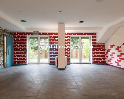 Piękny lokal użytkowy   106m 2  z małym ogr&oacute;dkiem,   na parterze   w Piasecznie / Nowej Iwicznej, z trzema własnymi miej