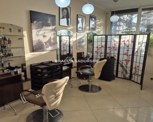 Działający fryzjer odstąpi lokal 64m2