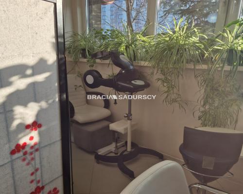 Działający fryzjer odstąpi lokal 64m2