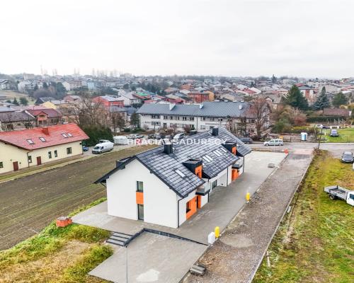 Lokal z witryną i parkingiem w sercu Skały