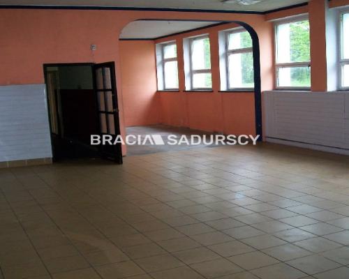 *Zdjęcia należą do właściciela oferty.   
  
Nowy Targ. Do wynajęcia budynek trzy poziomowy o pow. 2300m2 + piwnice leżący na 6