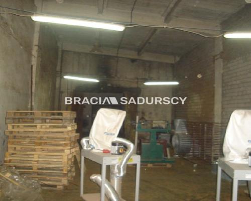 *Zdjęcia należą do właściciela oferty.   
 
Do wynajęcia hala produkcyjna leżąca w Skawinie. 

 Hala o powierzchni 700m&sup2; i