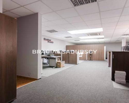 Do wynajęcia powierzchnia biurowa w wolnostojącym budynku na Krowodrzy w Krakowie . 
 
Nieruchomość znajduje się bezpośrednio p