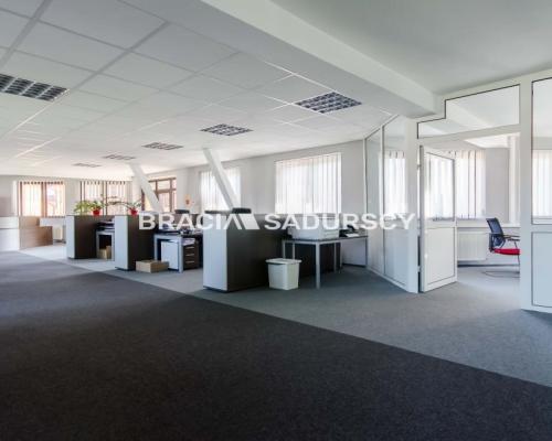 Do wynajęcia powierzchnia biurowa w wolnostojącym budynku na Krowodrzy w Krakowie . 
 
Nieruchomość znajduje się bezpośrednio p