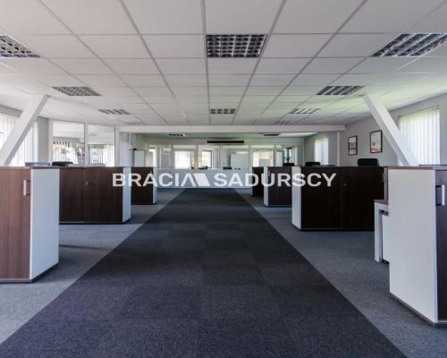 Do wynajęcia powierzchnia biurowa w wolnostojącym budynku na Krowodrzy w Krakowie . 
 
Nieruchomość znajduje się bezpośrednio p