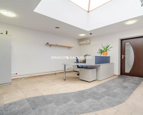 Lokal / ul. Przewóz / parking