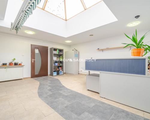 Lokal / ul. Przewóz / parking