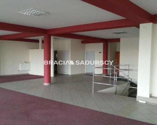 *Zdjęcia należą do właściciela oferty.  
 
Polecamy do wynajęcia lokal o powierzchni 265 m2, usytuowany na I piętrze budynku pr