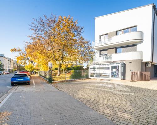 Lokal mieszkalno-usługowy w centrum.