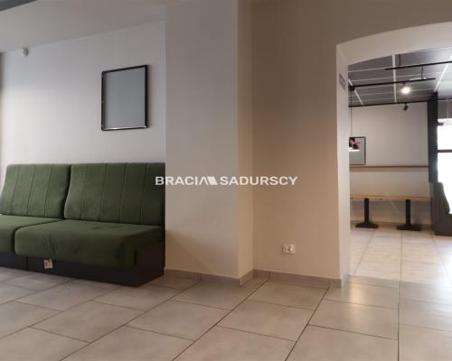 Tarnów, Stare Miasto, ul. Rybna/Wałowa. Lokal usługowy o łącznej pow. 267,99 m 2 .   Lokal dwupoziomowy: piwnica i par