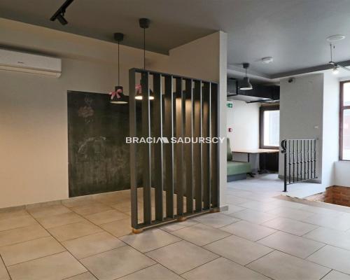 Tarnów, Stare Miasto, ul. Rybna/Wałowa. Lokal usługowy o łącznej pow. 267,99 m 2 .   Lokal dwupoziomowy: piwnica i par