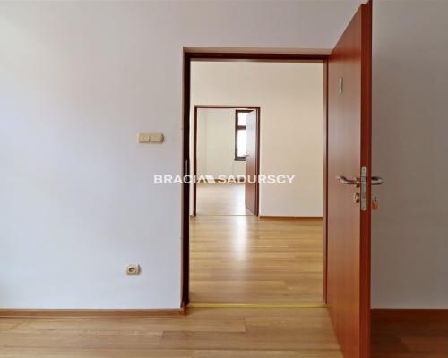 Tarnów, Stare Miasto, ul. Rybna/Wałowa. Lokal biurowo-usługowy o pow. 52,21 m 2 .  

 Lokal na 2 piętrze, narożny w ścisłym cen