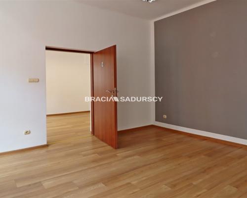 Tarnów, Stare Miasto, ul. Rybna/Wałowa. Lokal biurowo-usługowy o pow. 52,21 m 2 .  

 Lokal na 2 piętrze, narożny w ścisłym cen