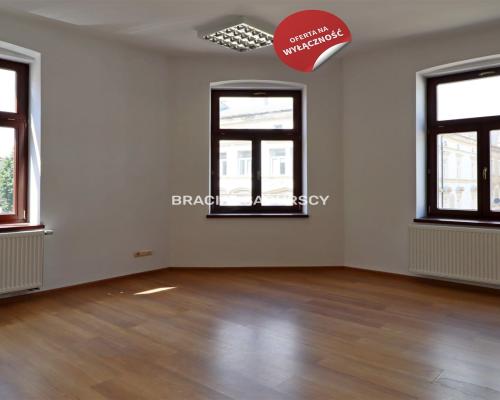 Tarnów, Stare Miasto, ul. Rybna/Wałowa. Lokal biurowo-usługowy o pow. 52,21 m 2 .   Lokal na 2 piętrze, narożny w ścisłym cen