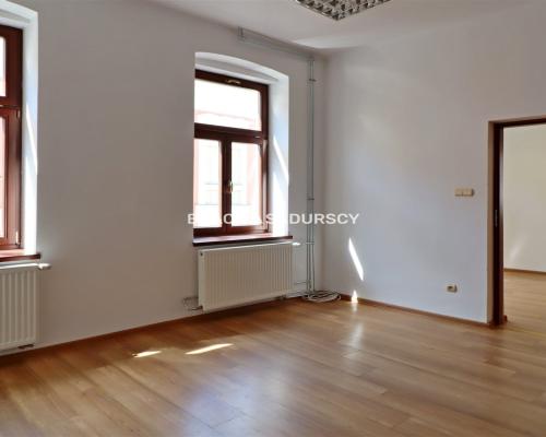 Tarnów, Stare Miasto, ul. Rybna/Wałowa. Lokal biurowo-usługowy o pow. 52,21 m 2 .   Lokal na 2 piętrze, narożny w ścisłym cen