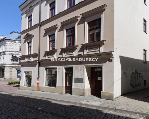 Tarnów, Stare Miasto, ul. Rybna/Wałowa. Lokal biurowo-usługowy o pow. 52,21 m 2 .   Lokal na 2 piętrze, narożny w ścisłym cen