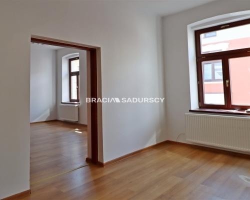 Tarnów, Stare Miasto, ul. Rybna/Wałowa. Lokal biurowo-usługowy o pow. 52,21 m 2 .   Lokal na 2 piętrze, narożny w ścisłym cen