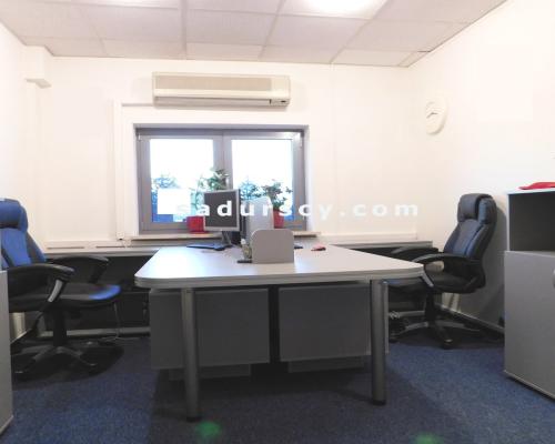 Biuro 60m2 z klimatyzacją, na pierwszym piętrze w Piasecznie, okolice J&oacute;zefosławia.     
 
  Trzy pokoje biurowe z oknam