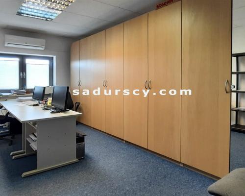 Biuro 60m2 z klimatyzacją, na pierwszym piętrze w Piasecznie, okolice J&oacute;zefosławia.     
 
  Trzy pokoje biurowe z oknam