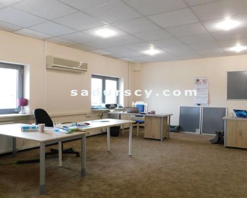 Biuro 60m2 z klimatyzacją, na pierwszym piętrze w Piasecznie, okolice J&oacute;zefosławia.     
 
  Trzy pokoje biurowe z oknam