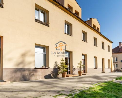 Lokal frontowy do wynajęcia. Dowolna działalność.