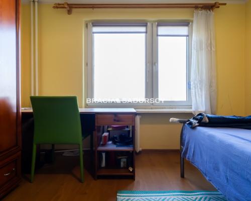 3 pok z widokiem na panoramę miasta.