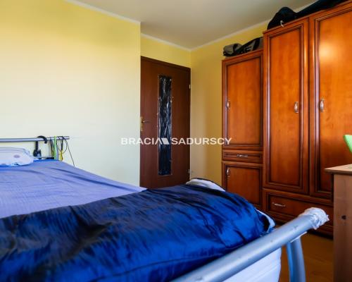 3 pok z widokiem na panoramę miasta.