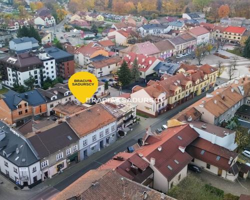 Mieszkanie z garażem, lokalem handlowym i piwnicą.