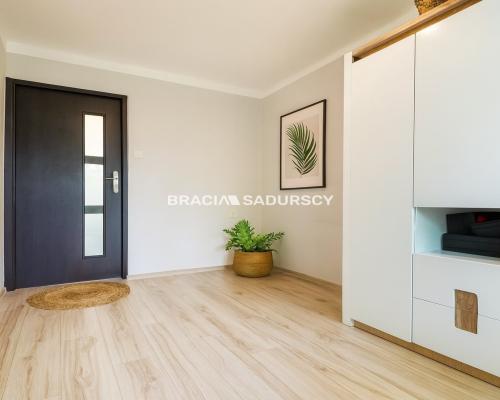 2 pokoje + osobna kuchnia, blisko tramwaj, Park